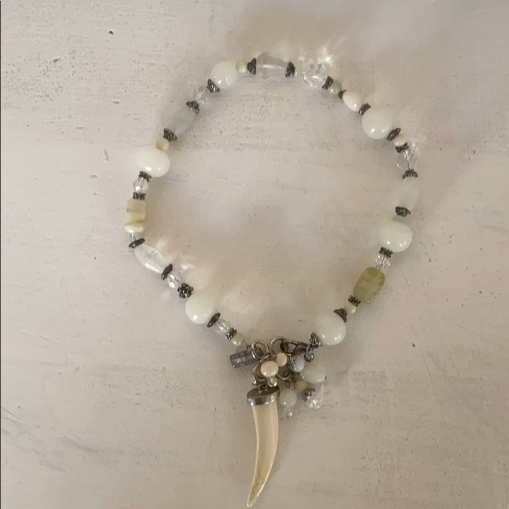 Beads necklace with horn pendant
